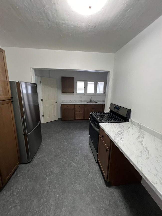 Building Photo - 3 Bedroom 1 Bathroom House (move in ready)