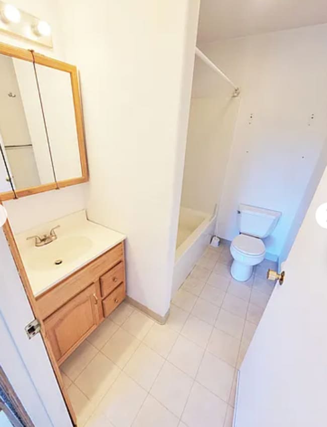 Building Photo - Spacious upper 3-bedroom unit with 2 full ...