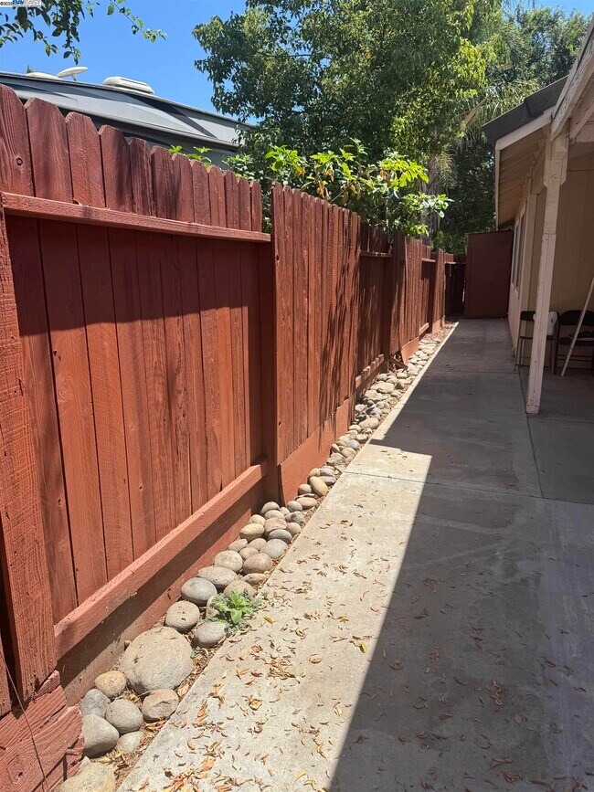 Building Photo - 5325 Avante Ln