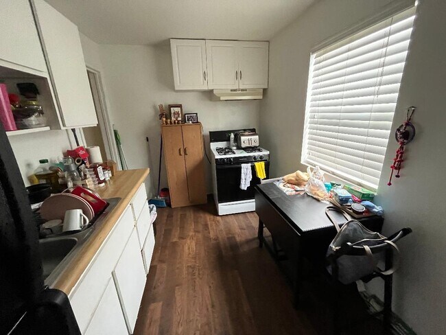 Full Kitchen - 4716 W 159th St