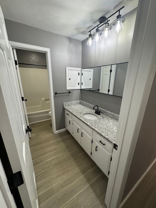 Building Photo - Beautiful Modern Home on the Plateau