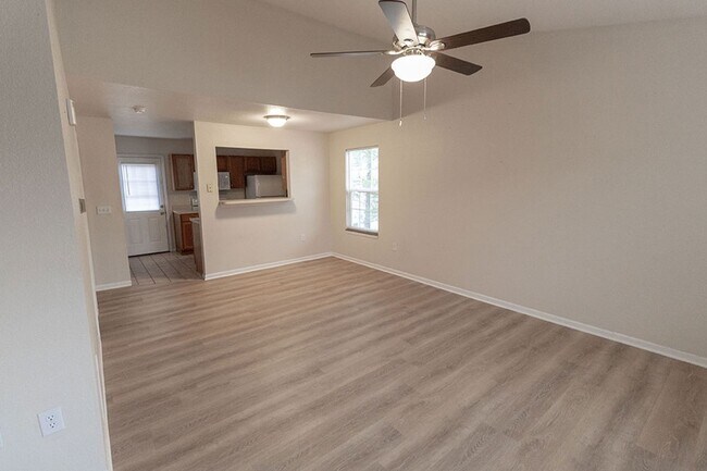 Building Photo - 1323-1325 Godas Dr