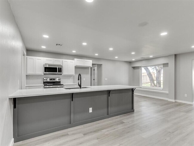 Building Photo - Look at this beautiful home!! 4 bed, 3 full baths!