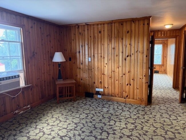 Building Photo - 3 bedroom 2 bed available NOW!
