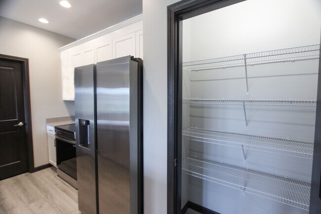 Building Photo - 2 Bed, 2 Bath Apartment in PRIME location!