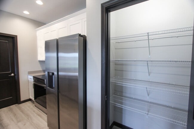 Building Photo - Beautiful 2 Bed, 2 Bath Apartment in PRIME location!  Furnished & Unfurnished Options Available!