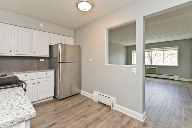 Building Photo - Newly Renovated 1 Bedroom Corner Unit