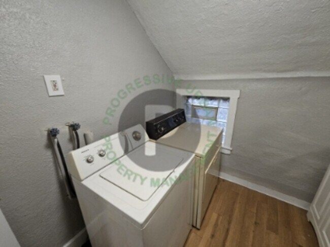 Building Photo - 4067 E 57th St