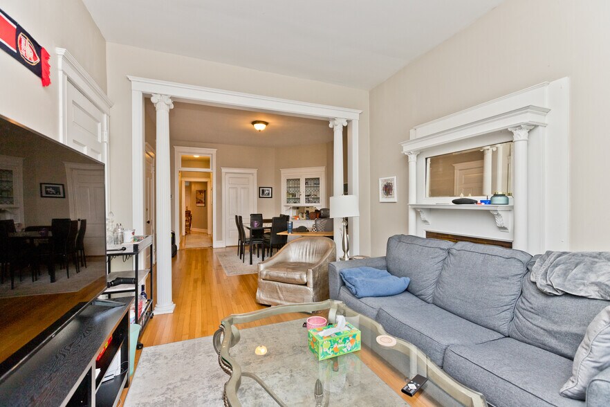 Building Photo - 3350 N Sheffield Ave