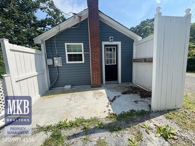 Building Photo - 812 Montvue Rd