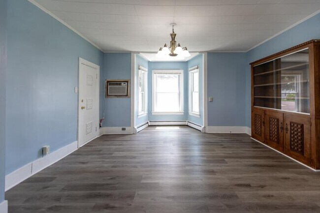 Building Photo - 725 7th Ave SE