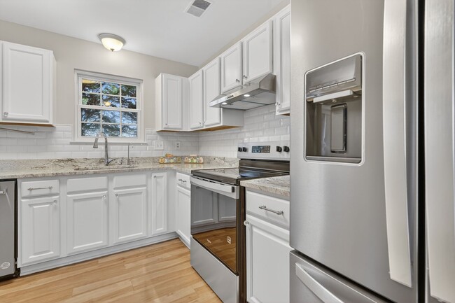 Building Photo - 8 Suncroft Ct