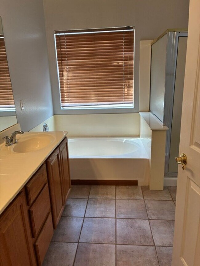 Building Photo - 529 E Cantebria Dr