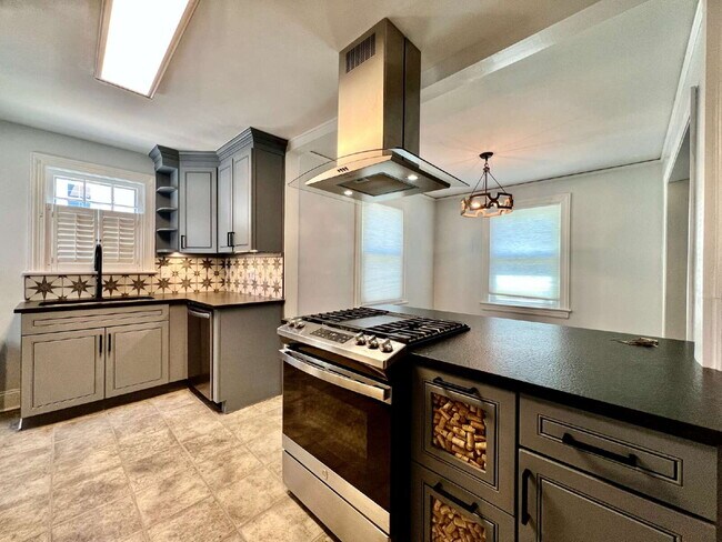 Building Photo - Picturesque 3 Bedroom House!