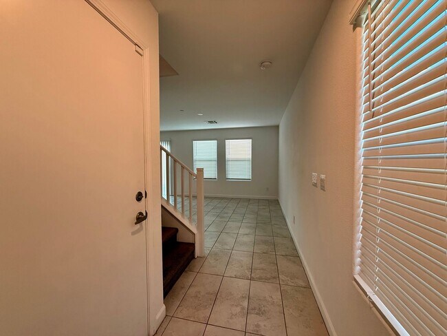 Building Photo - 3 BED 2.5 BATH 2 CAR GARAGE TOWNHOUSE w/ P...