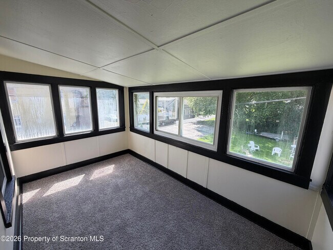 Building Photo - 610 Moosic St