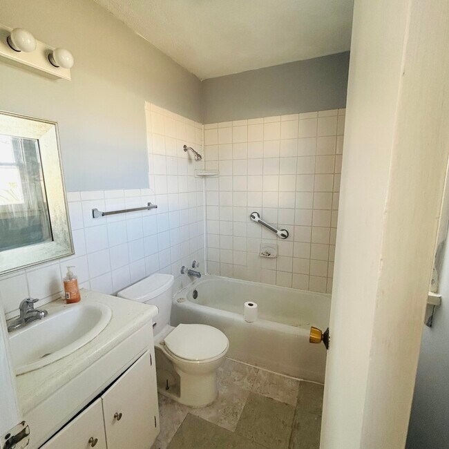 Building Photo - 1918 71st St