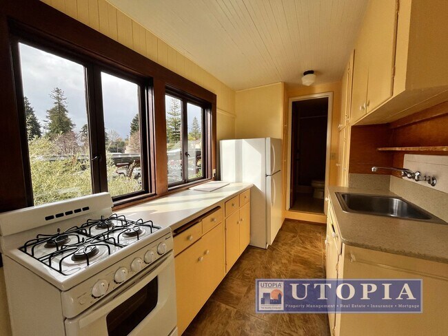 Building Photo - Charming and Sunny One Bedroom Apartment i...