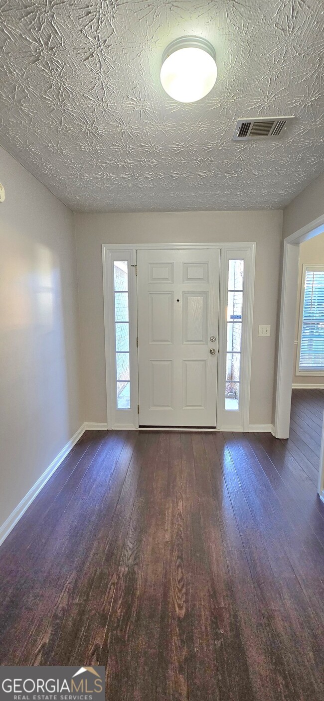 Building Photo - 1055 Livery Cir