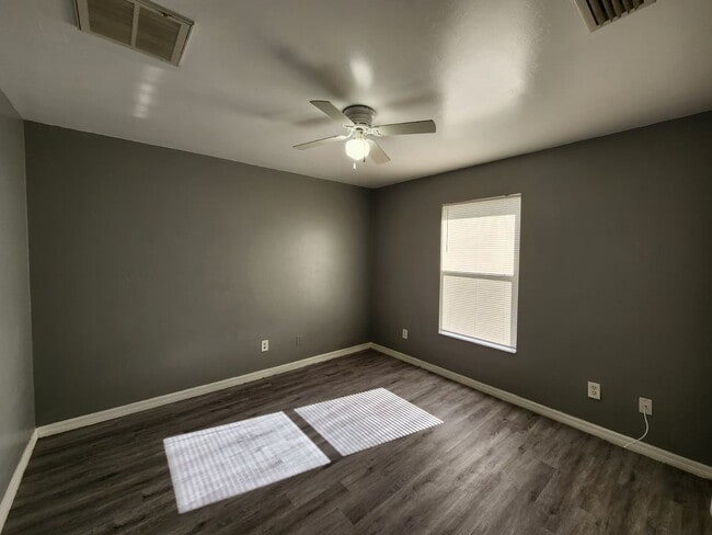 Building Photo - 2417 George Ave S