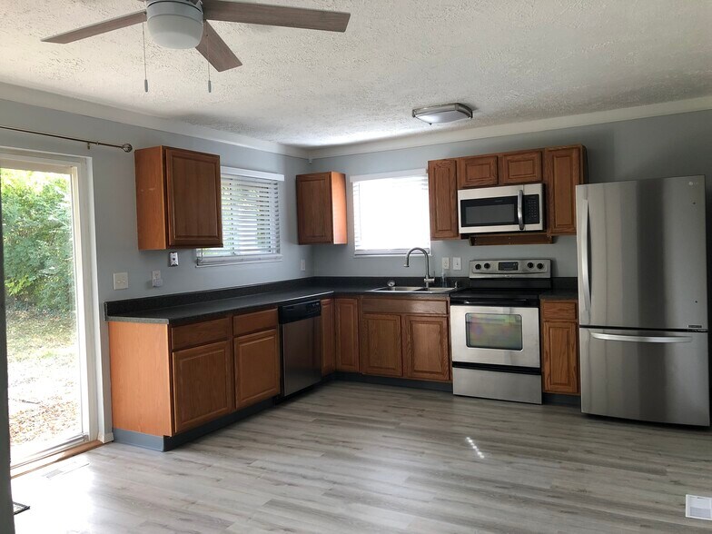 Building Photo - 140 Maple Dr