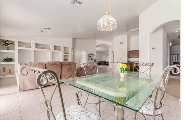 Building Photo - 608 W Rattlesnake Pl