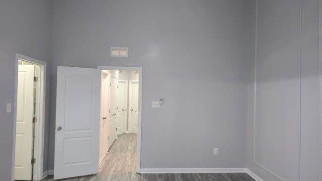 Building Photo - 211 Spring Bank Ave