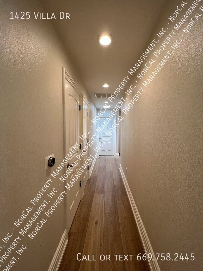 Building Photo - 1425 Villa Dr