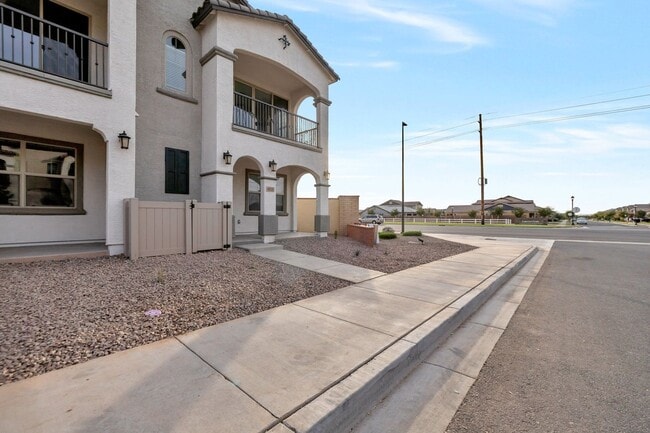Building Photo - Like new Luxurious Modern townhome with 2 Master Suits in Warner Meadows!