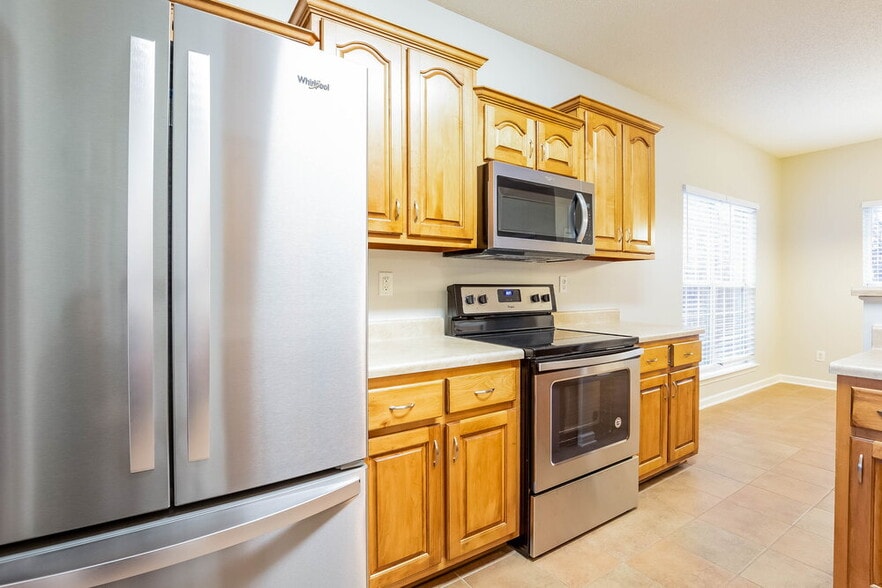 Building Photo - 735 Classic Dr S