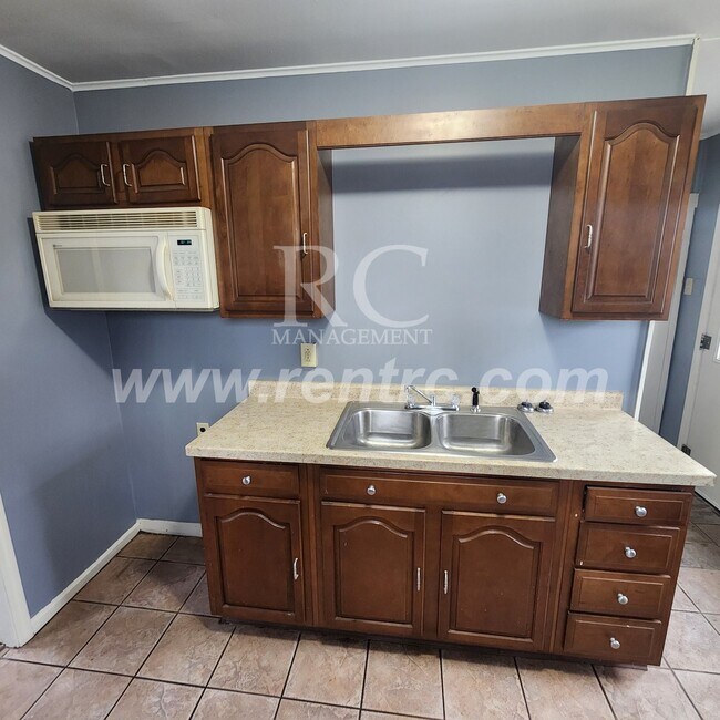 Building Photo - 210 Lindenwood-