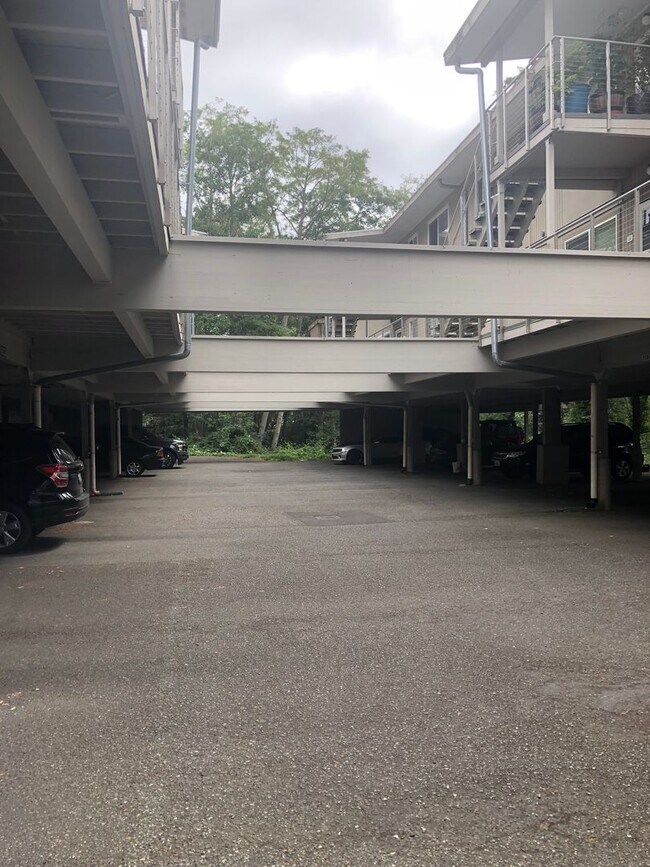 Building Photo - Tillicum 306