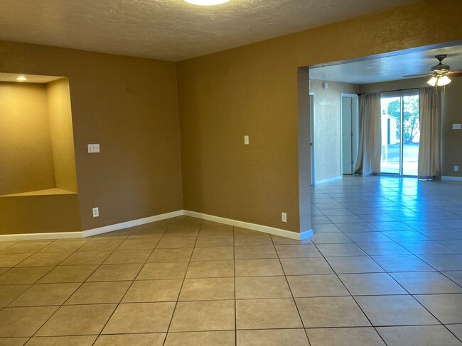 Building Photo - Central 3 Bedroom
