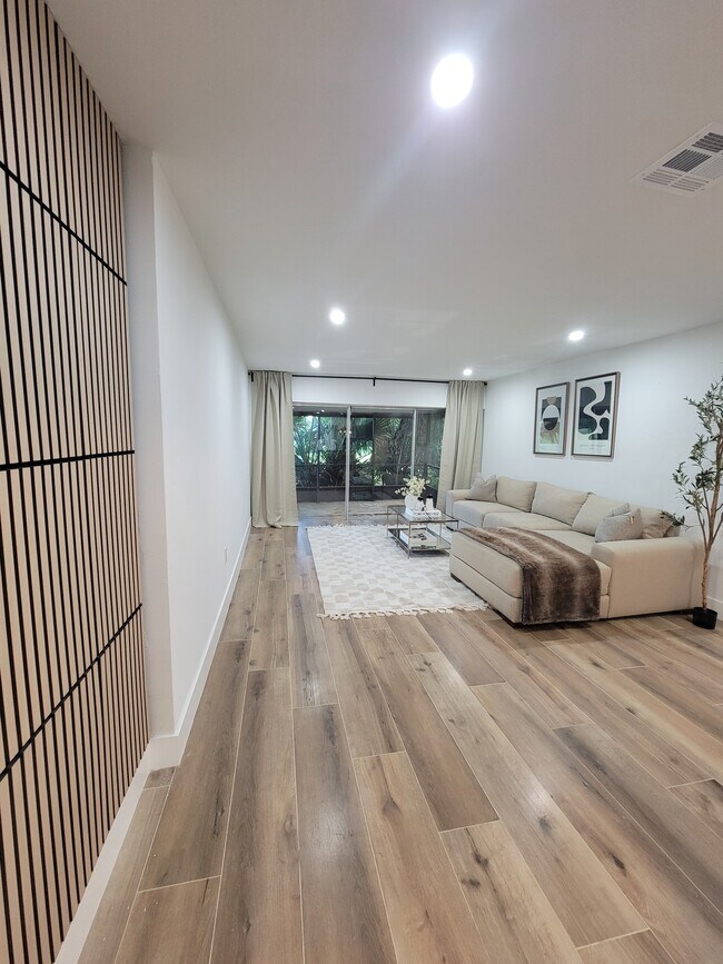Building Photo - 9442 Oakburst Ln