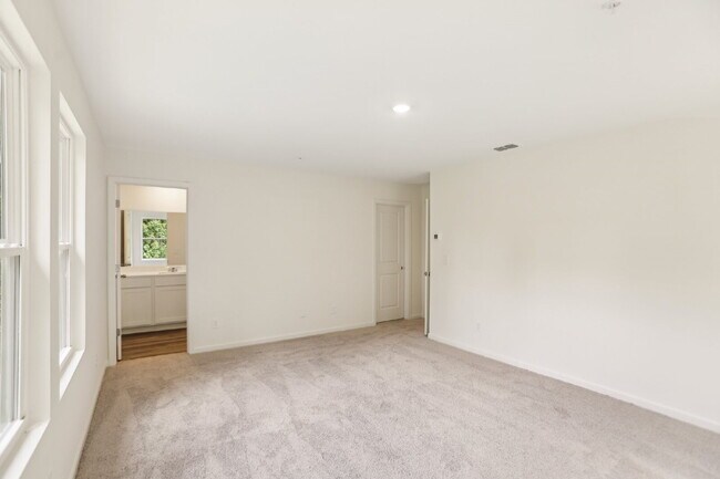 Building Photo - Stylish 3BR/2.5BA Home in Grey Hawk Community | $2,500/Month