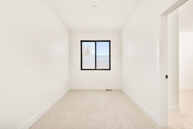 Building Photo - LUX 3BD, 4BA Sunnyside Home with Office and 2-Car Garage