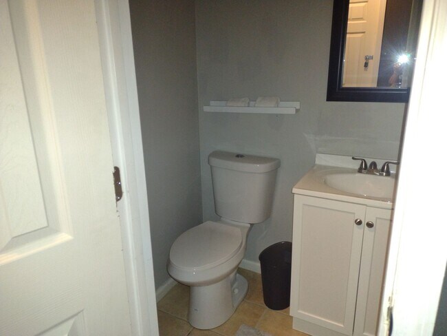 Building Photo - Beautifully renovated 4 bed 5 bath condo with a private back yard