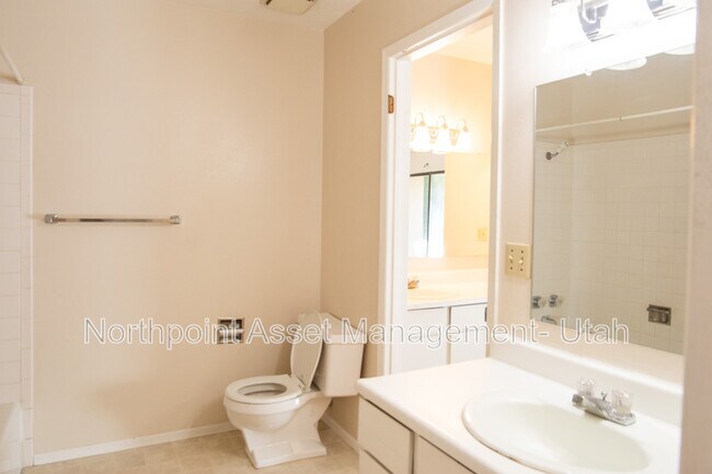 Building Photo - 3465 S Highland Dr