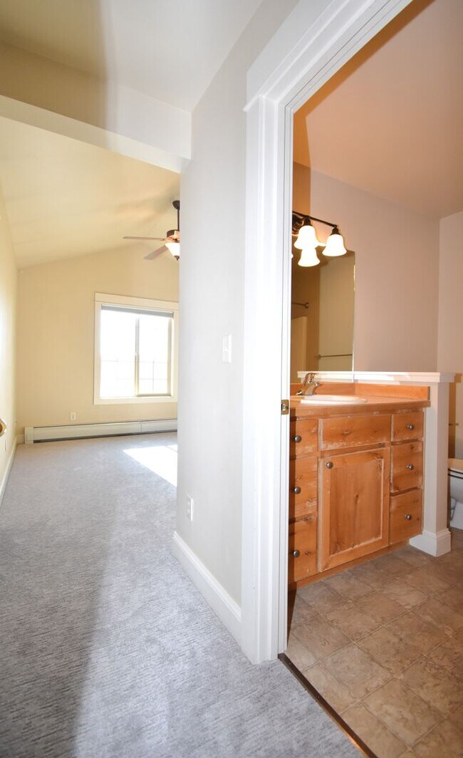 Building Photo - Fantastic end unit condo in Westgate subdi...