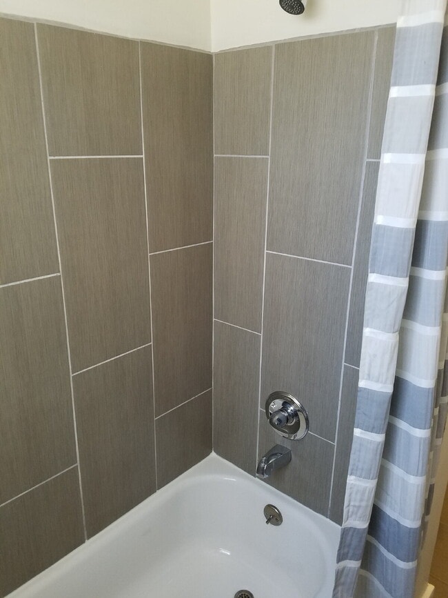 Building Photo - 1 Bed 1 Bath Mayfair Apartment With Garage in Denver! Available Now!