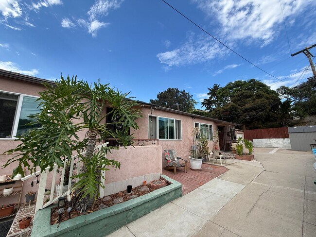 Building Photo - MOVE IN NOW! Cozy Two Bedroom! Shared Outdoor Space!