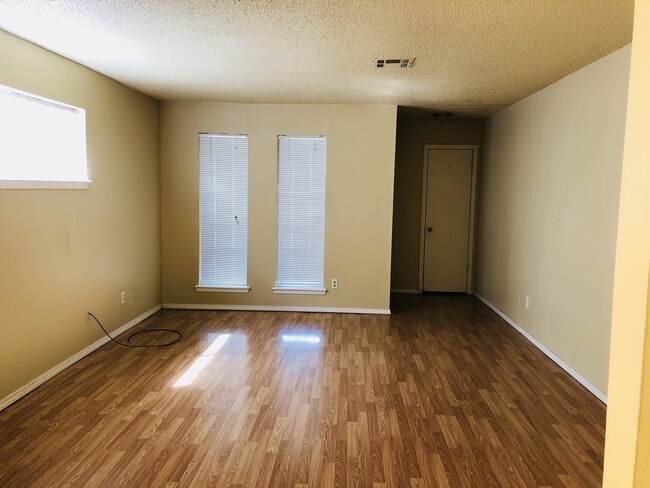 Building Photo - UPDATED DUPLEX NEAR I-240 CORRIDOR!