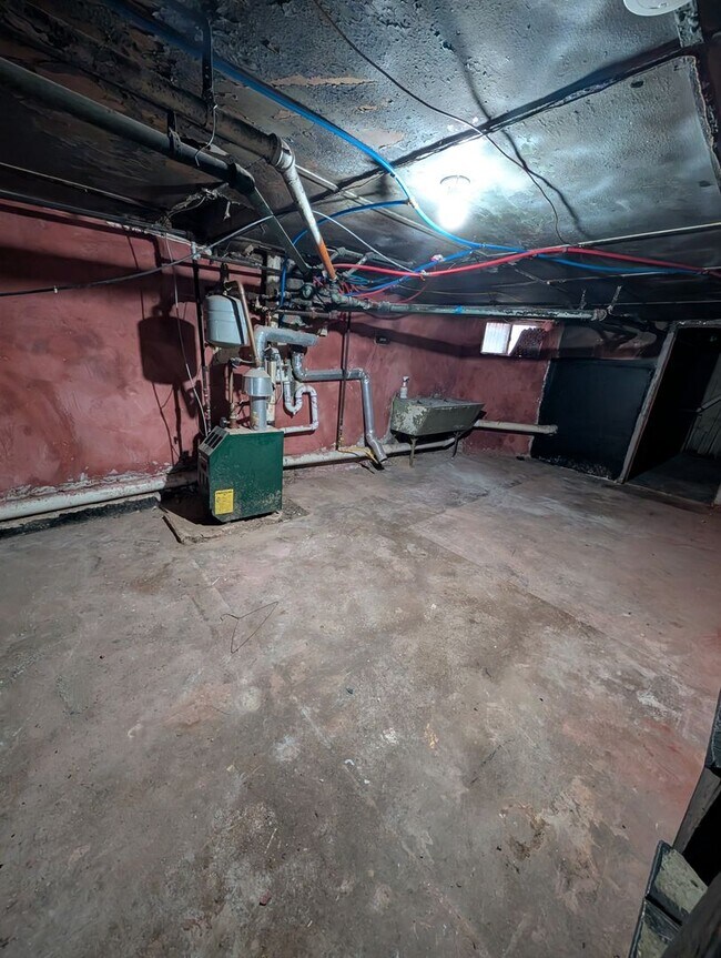 Building Photo - Well-maintained home.