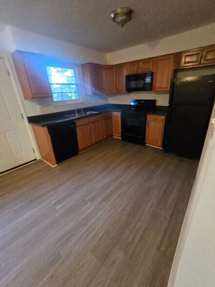 Building Photo - 1620 Crest Rd