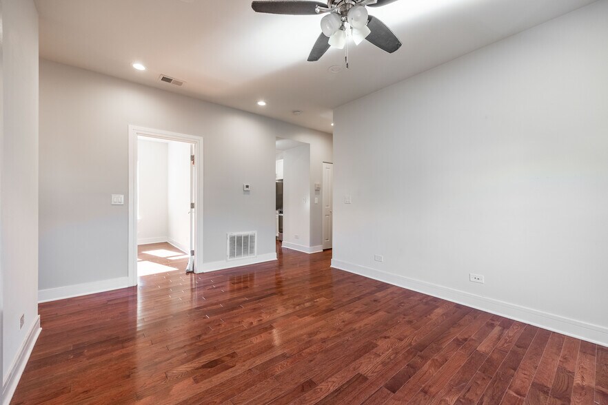 Building Photo - 1159 W Lunt Ave