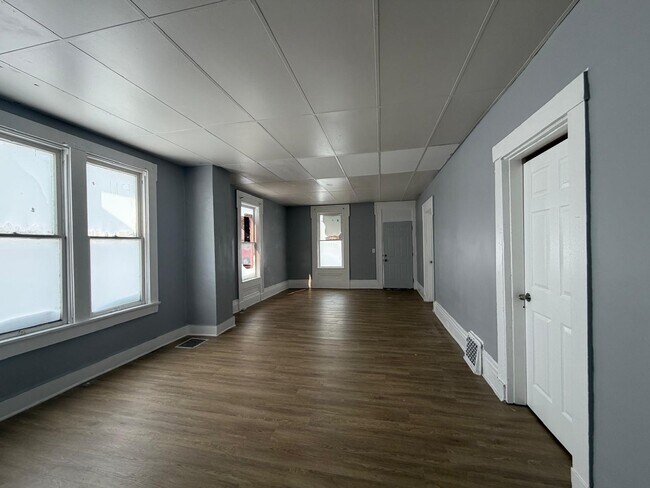 Building Photo - 533 W Greene St