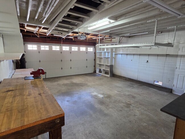 Building Photo - E. Ventura 4+2.5 Single Family Home w/ man...