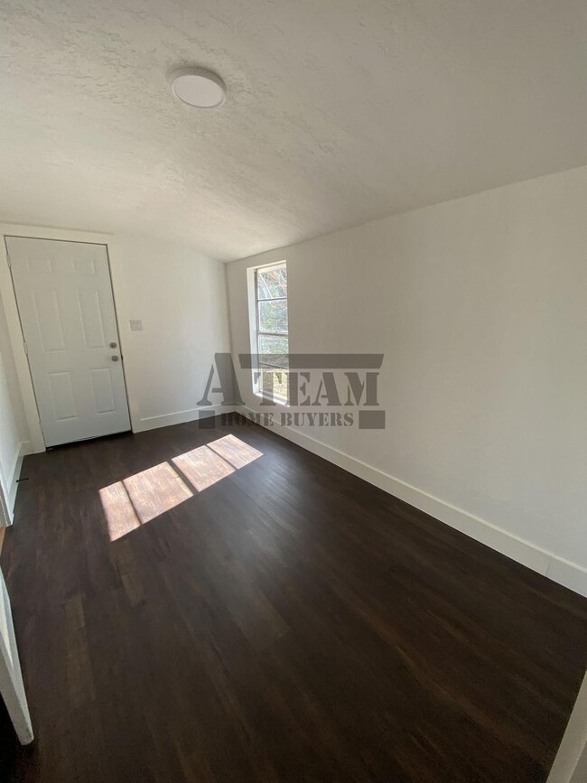 Building Photo - Charming 2 Bedroom 1 Bathroom home in Trin...