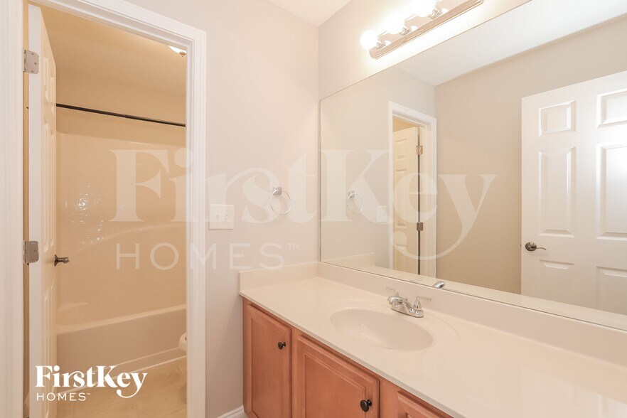 Building Photo - 495 Roland Manor Dr