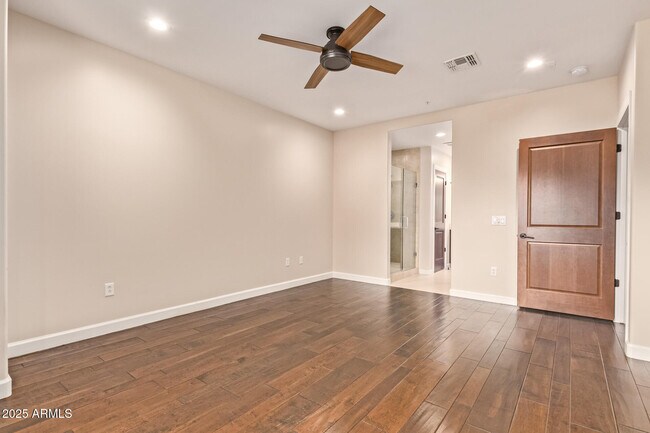 Building Photo - 4909 N Woodmere Fairway